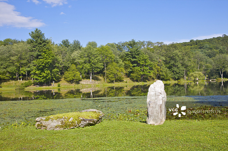 湖边的两块巨石图片素材