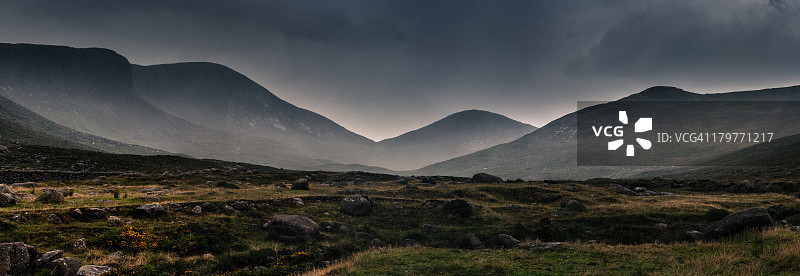 山谷雨景图片素材