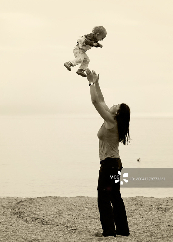 妈妈和女儿玩耍图片素材