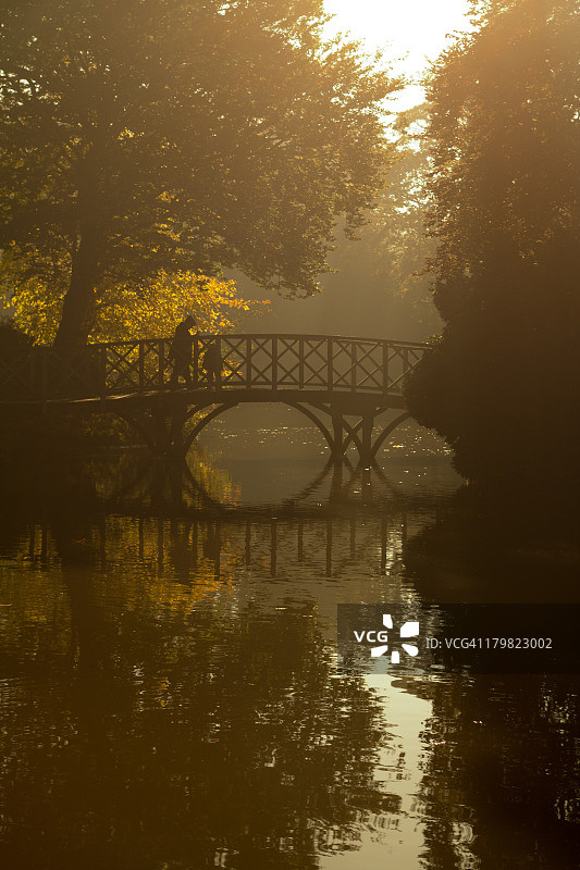 伯肯黑德公园秋日木桥图片素材