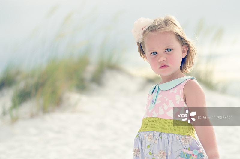 沉思的年轻女孩在沙丘附近图片素材