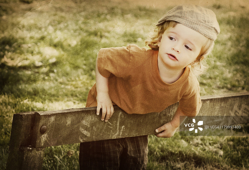 翻越栅栏图片素材