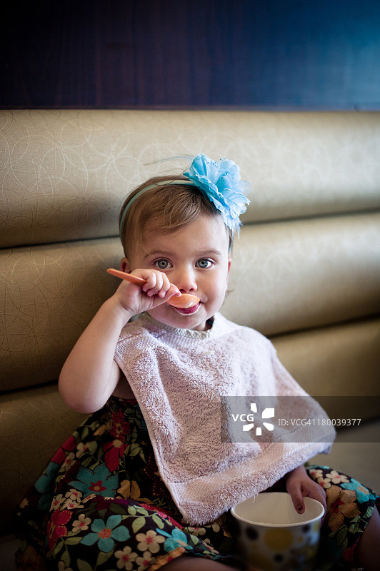 女孩拿着冷冻酸奶图片素材