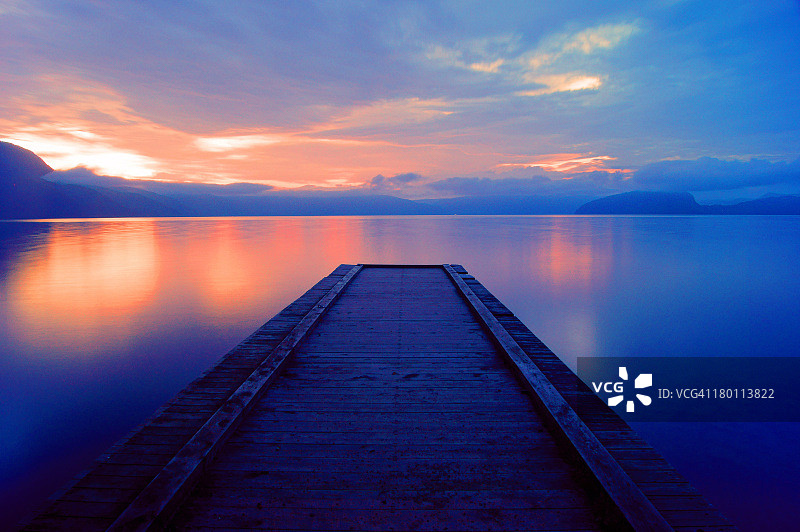 清晨的湖图片素材