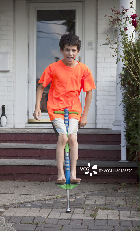 青少年男孩玩弹跳杆图片素材