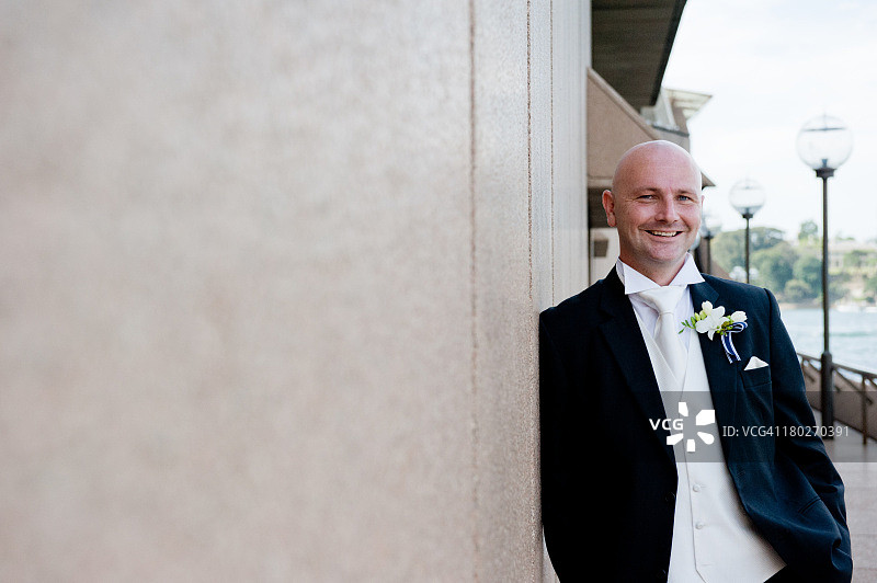 户外新郎肖像图片素材