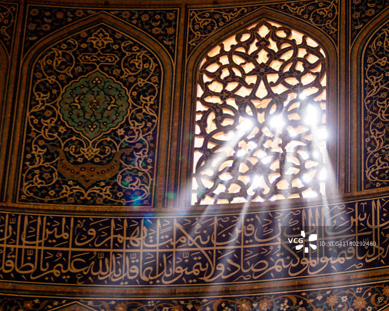 光线照进清真寺图片素材