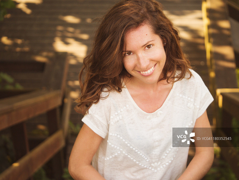 沐浴在温暖阳光下的快乐女孩图片素材