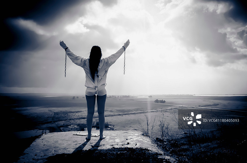 戴着链条和紧身衣，眺望远方的女人图片素材