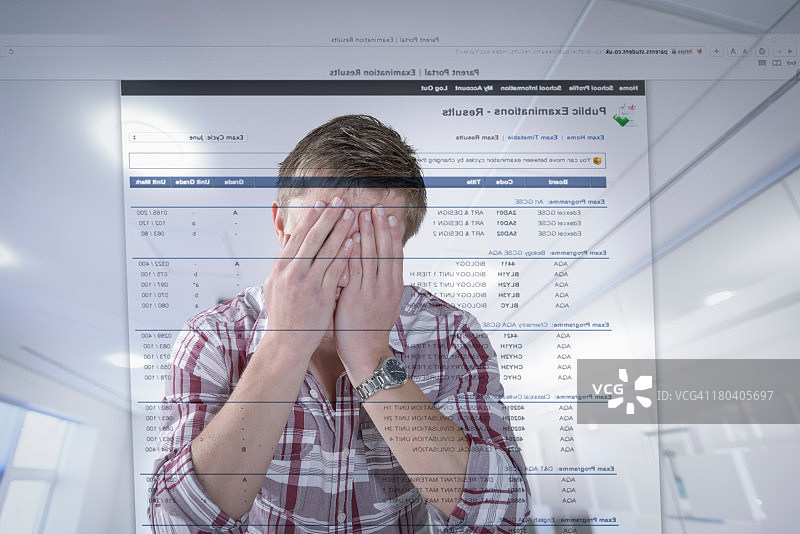 年轻学生对屏幕上显示的考试结果做出反应图片素材