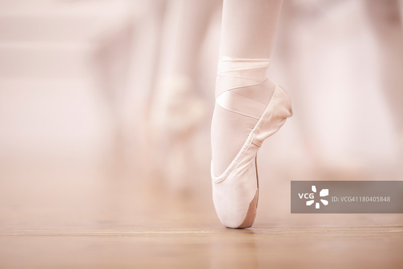 芭蕾舞工作室中的芭蕾舞演员腿部细节图片素材