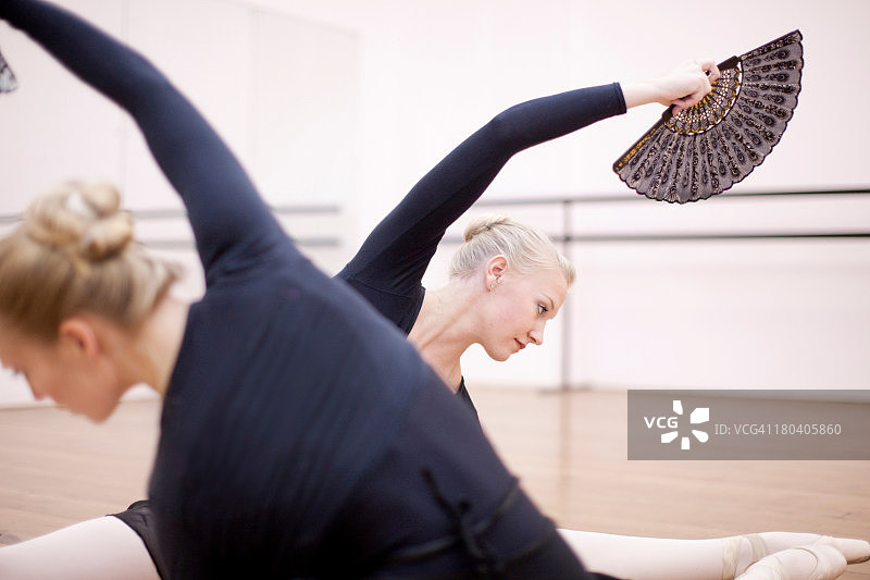 芭蕾舞演员对称的地面姿势图片素材