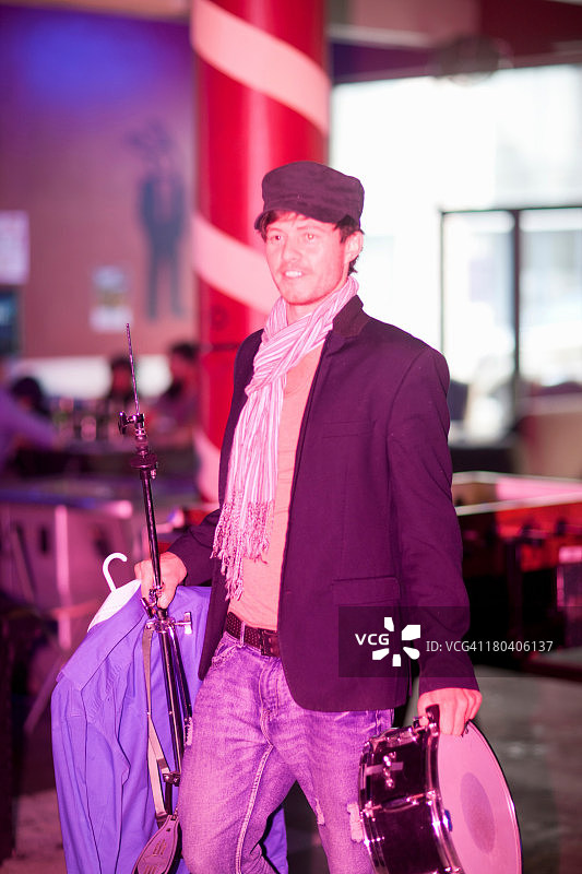 男子携带乐器进入俱乐部图片素材