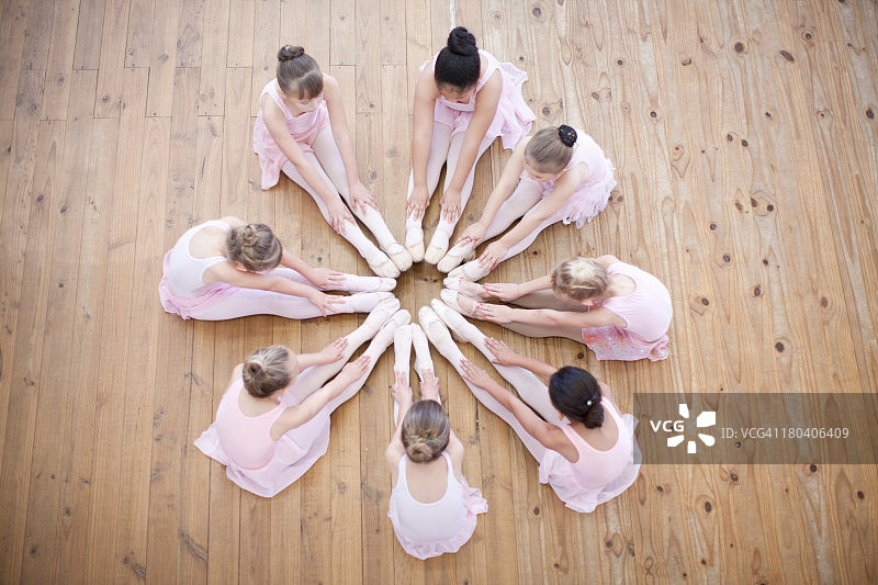 年轻芭蕾舞女演员群体圆形俯视图片素材