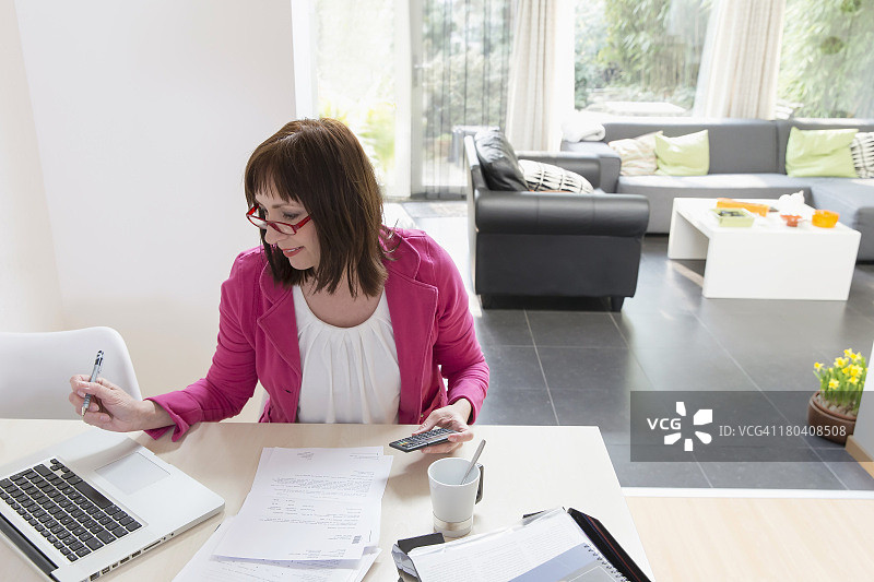荷兰芬洛：成熟的女商人处理文书工作图片素材