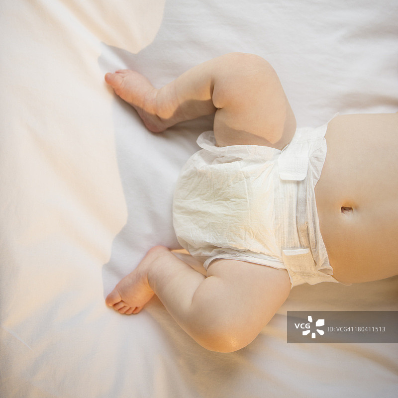 美国新泽西州泽西市：女婴（6-11个月）躺下的下半身图片素材