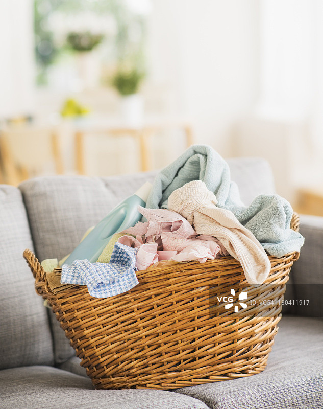 美国新泽西泽西市：沙发上的洗衣篮图片素材