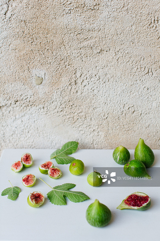 木桌上的无花果图片素材