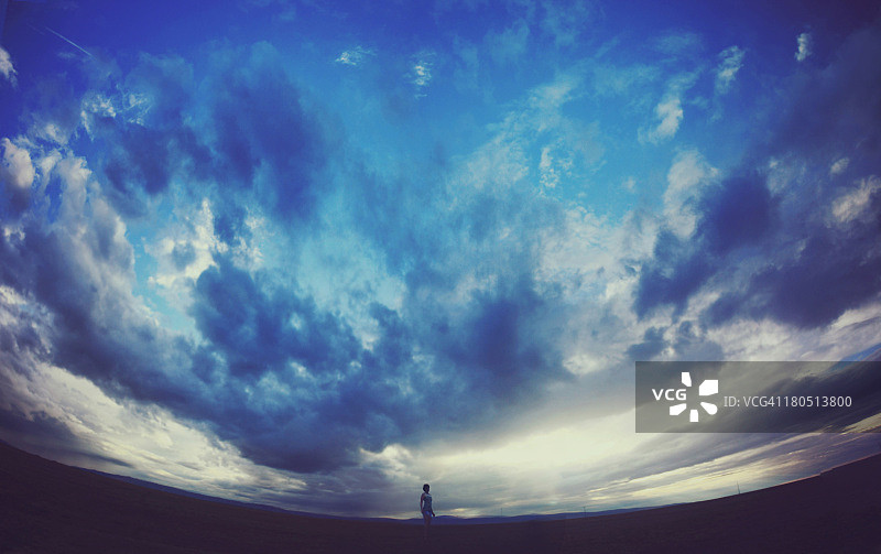 多云天空下的空旷田野图片素材