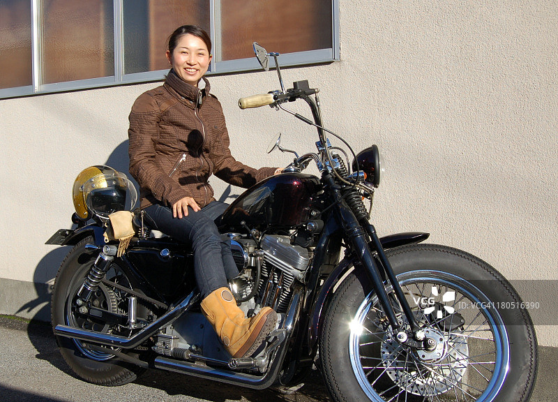 骑摩托车的女人图片素材