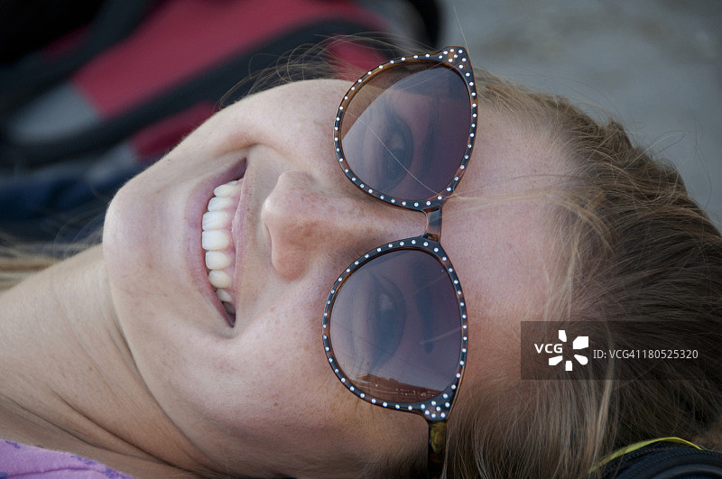 微笑的少女图片素材