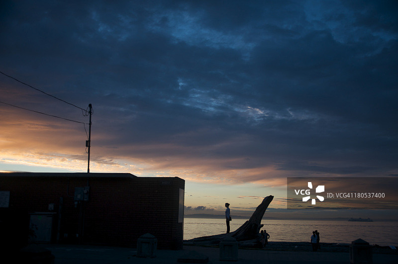 我独自一人图片素材