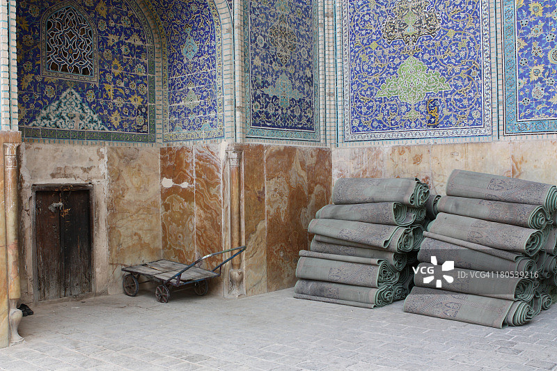 伊玛目清真寺内的祈祷垫图片素材