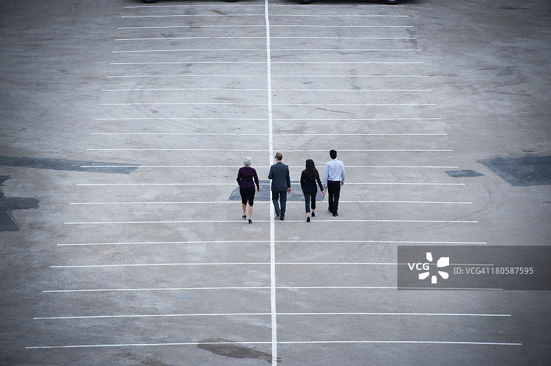 商务团队走过空旷的停车场图片素材