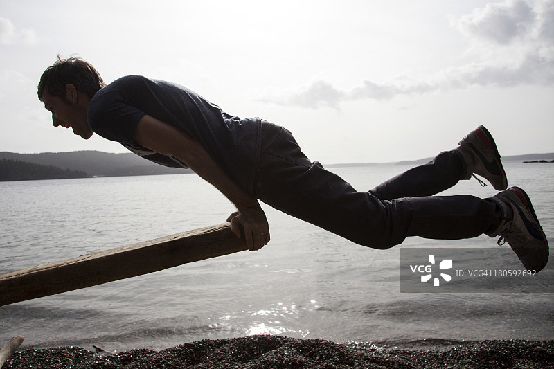 男子在跷跷板上玩耍图片素材