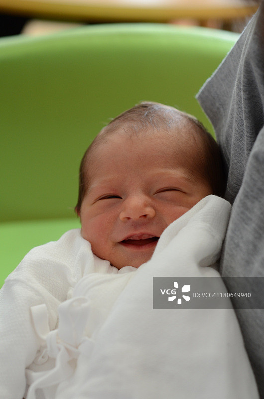 微笑的3天大男婴图片素材