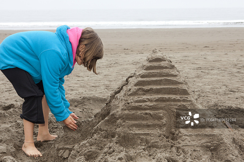 儿童在海滩上建造沙堡图片素材
