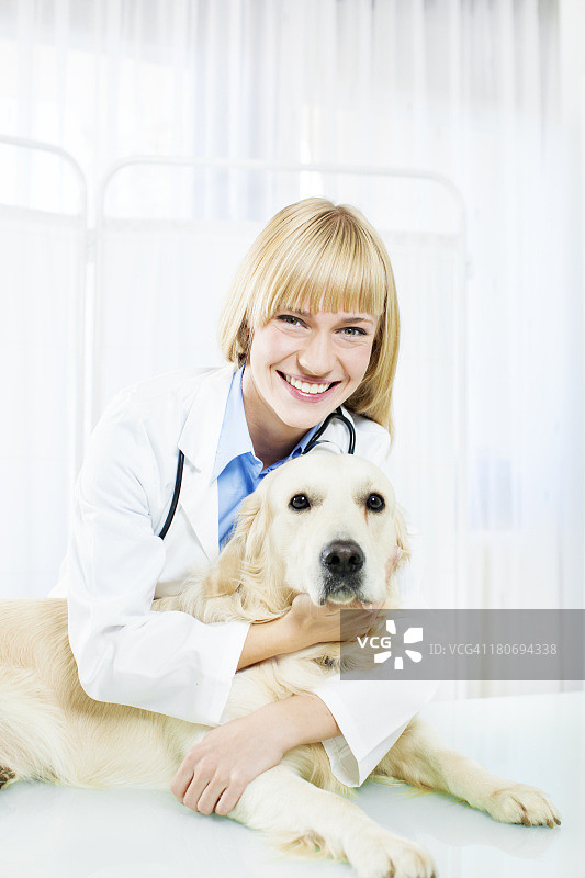 年轻女兽医照顾小狗图片素材