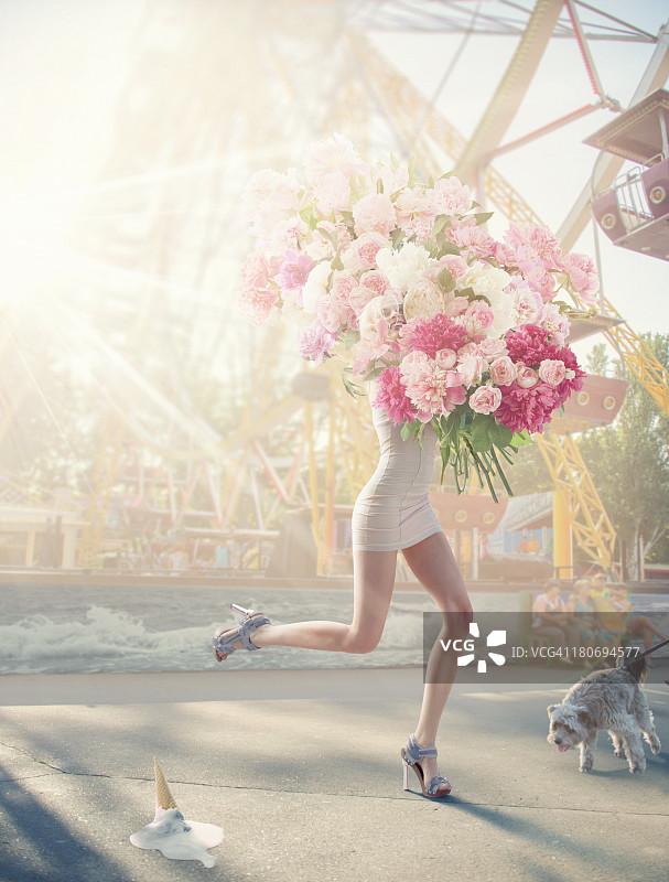 手捧鲜花奔跑的女性图片素材