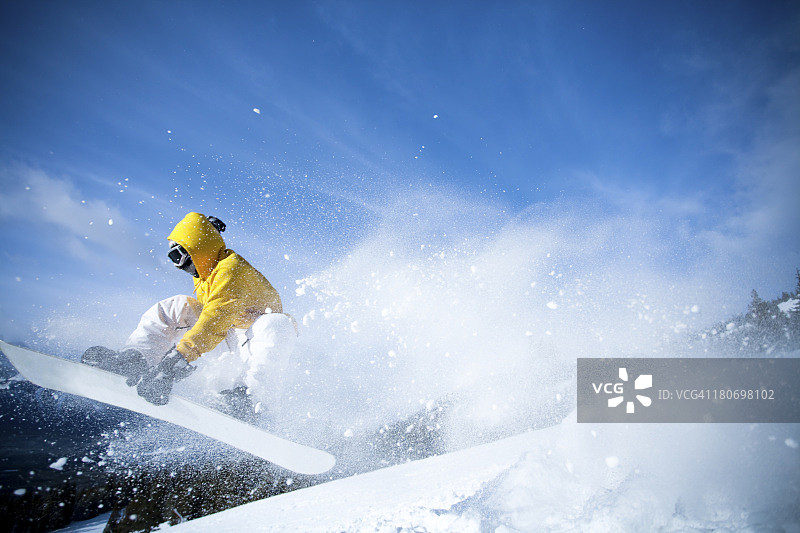 男人在山里滑雪图片素材