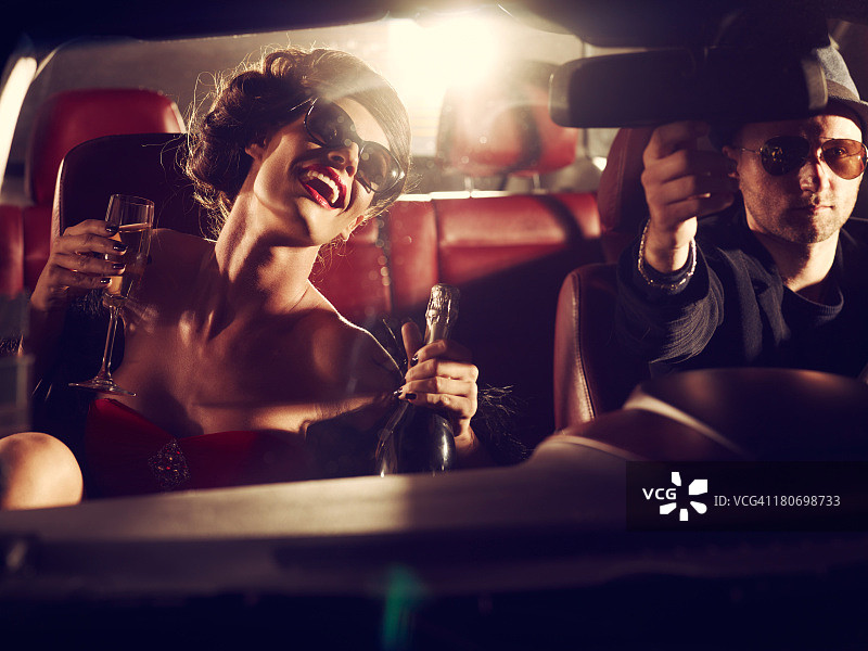 夜晚外出迷人的女人图片素材