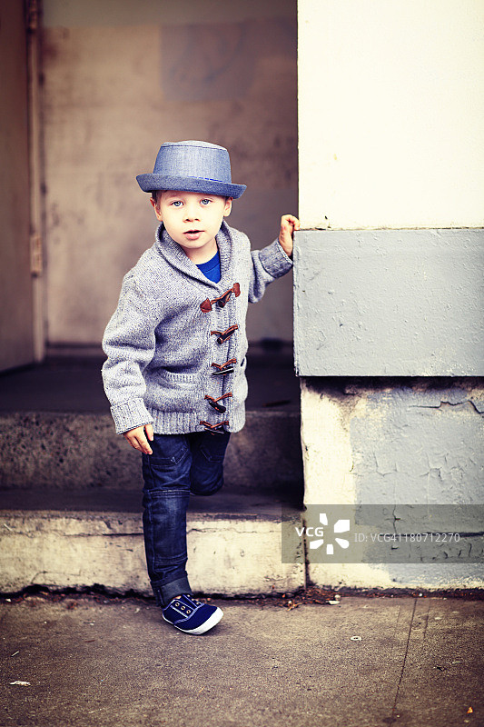 台阶上的小男孩图片素材