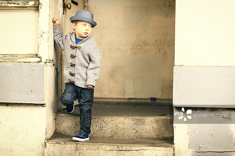 台阶上的小男孩图片素材