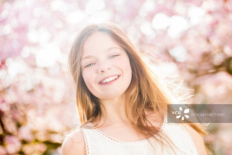 快乐女孩与樱花的春季写真图片素材