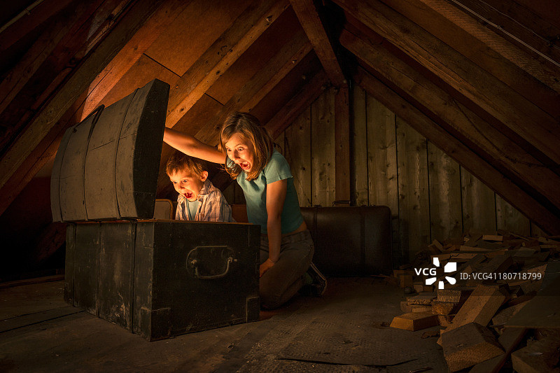孩子们在阁楼里寻找宝箱图片素材