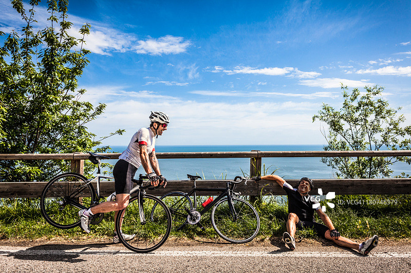 自行车比赛期间在路上休息的懒惰自行车手图片素材