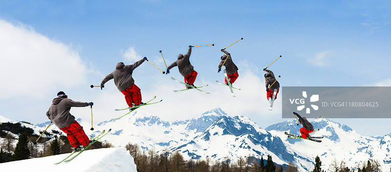 自由式滑雪者飞跃山丘的多重图像图片素材