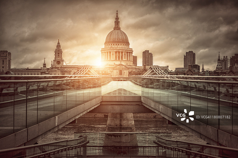 日出时分的圣保罗大教堂和千禧桥图片素材