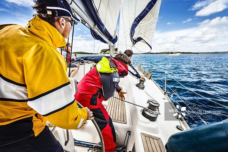 在帆船上迎风航行的船员图片素材