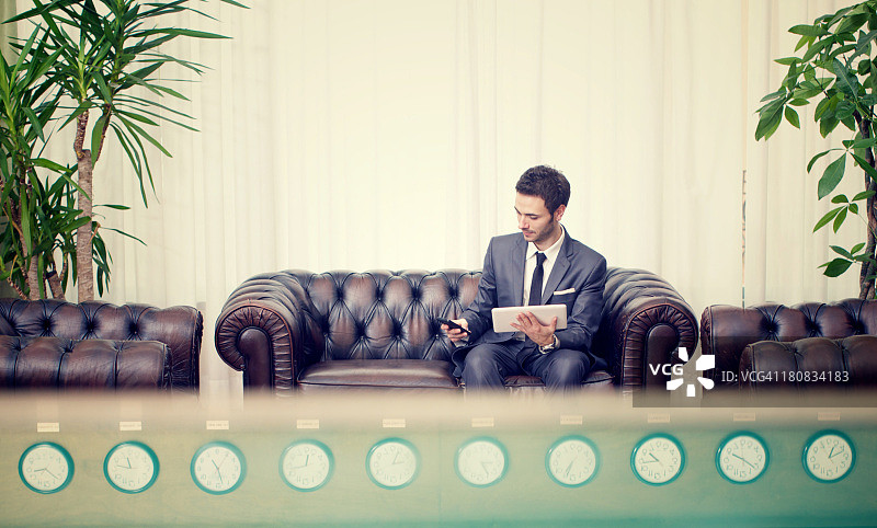 在沙发上工作的商人图片素材