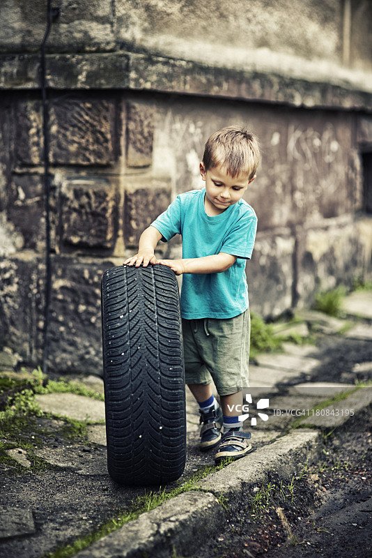 小男孩玩轮胎图片素材