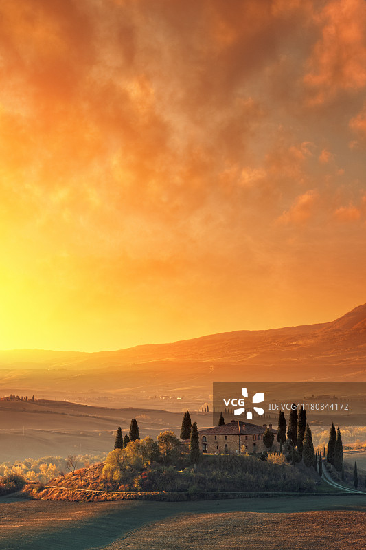 托斯卡纳日出时的农场图片素材