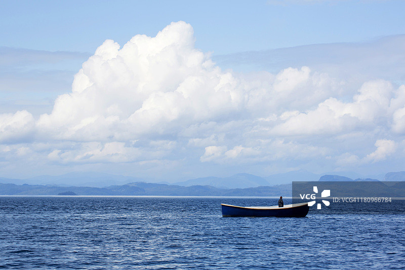 在漂流的船上的男子图片素材