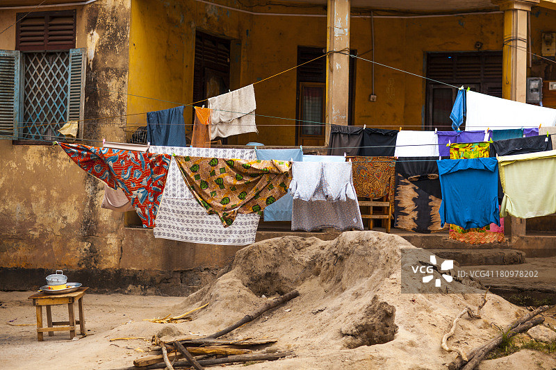 住宅外晾晒的衣物图片素材