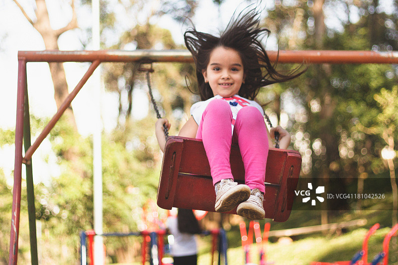 荡秋千的女孩图片素材