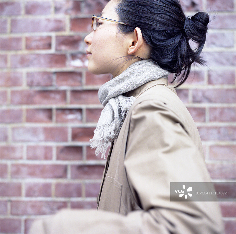 轻盈走步的女人图片素材
